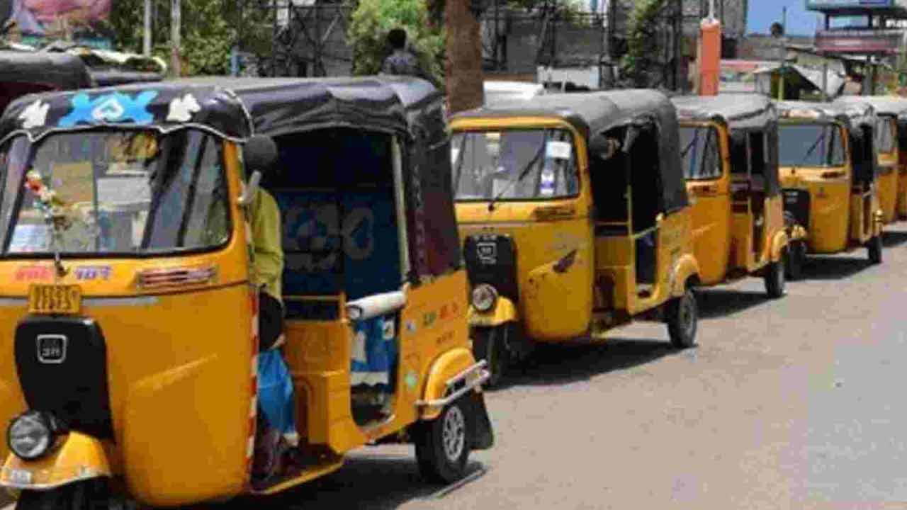 Maha Lakshmi Scheem | మహాలక్ష్మి పథకాన్ని రద్దు చేయండి.. బస్‌భవన్‌ను ముట్టడించిన ఆటో కార్మికులు