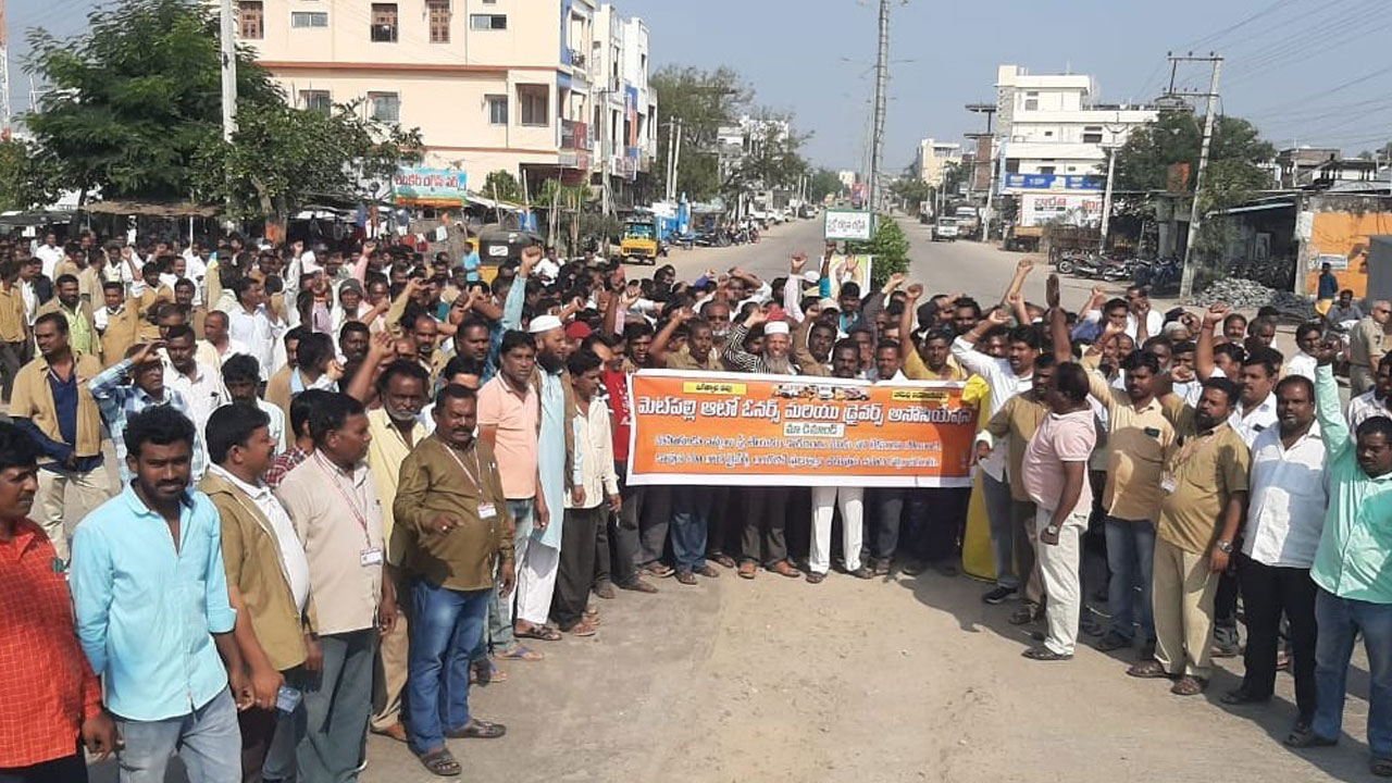 రోడ్డున పడ్డాం.. ఆదుకోండి