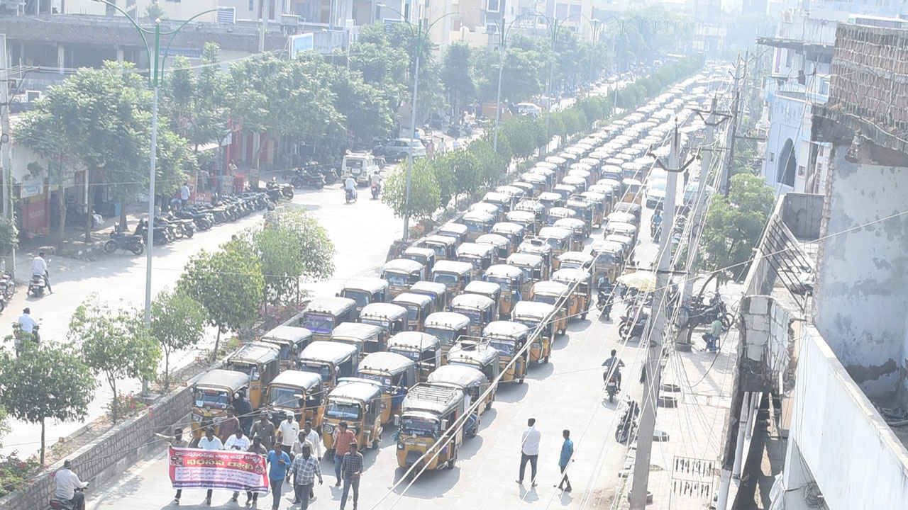 ఆటో డ్రైవర్ల ఆందోళన బాట