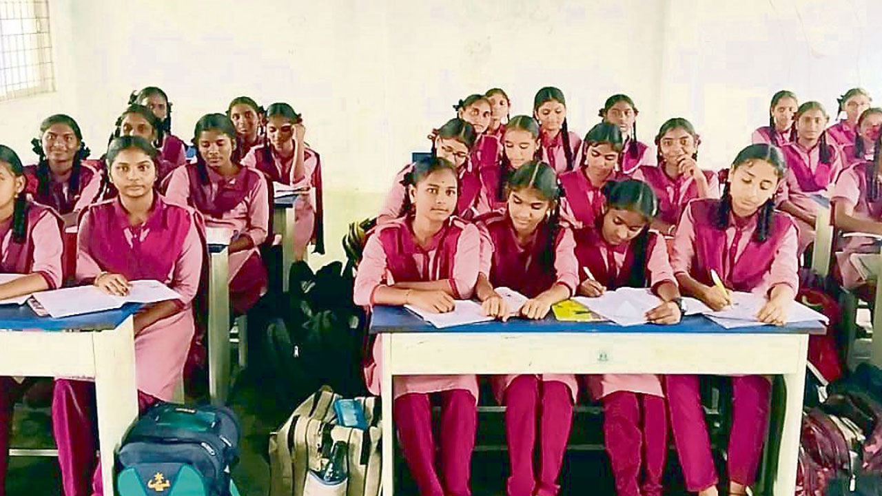 Gurukula Schools | నాన్టీచింగ్ స్టాఫ్ వారితో మాట్లాడకూడదు.. బాలికల గురుకులాల్లో ప్రిన్సిపాల్స్దే బాధ్యత