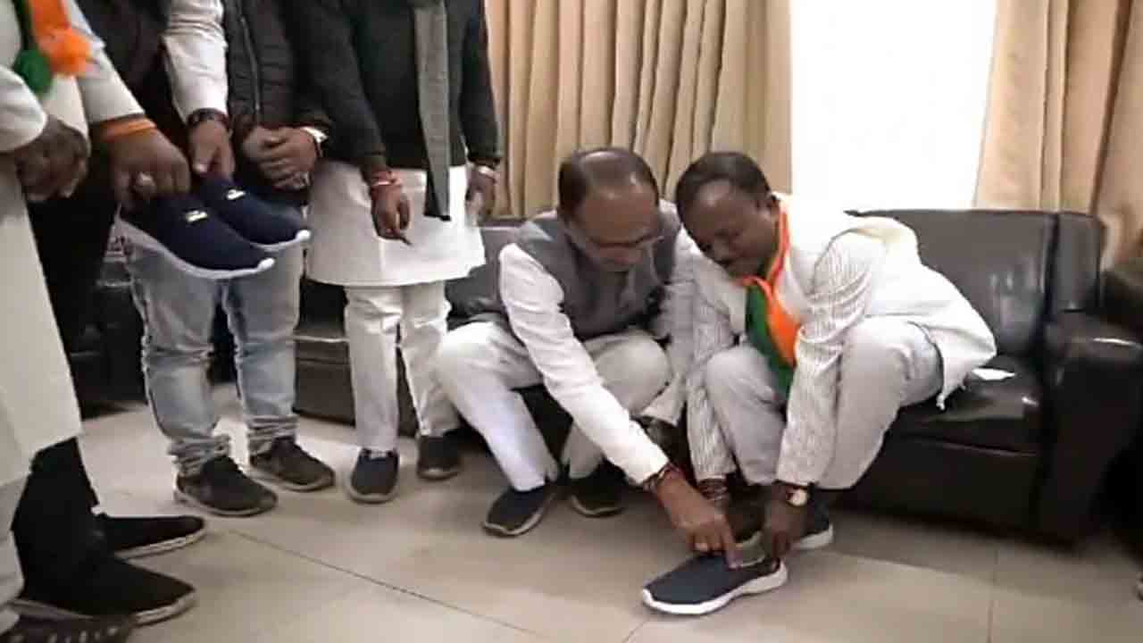 BJP Leader Wears Shoes | ఆరేళ్ల తర్వాత బూట్లు ధరించిన బీజేపీ నేత.. ఎందుకంటే?
