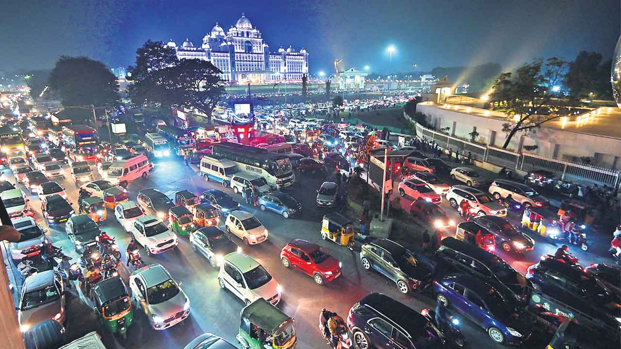 Hyderabad | హైదరాబాద్‌లో ట్రాఫిక్ నరకం.. తీవ్ర ఇబ్బందులు పడుతున్న జనాలు