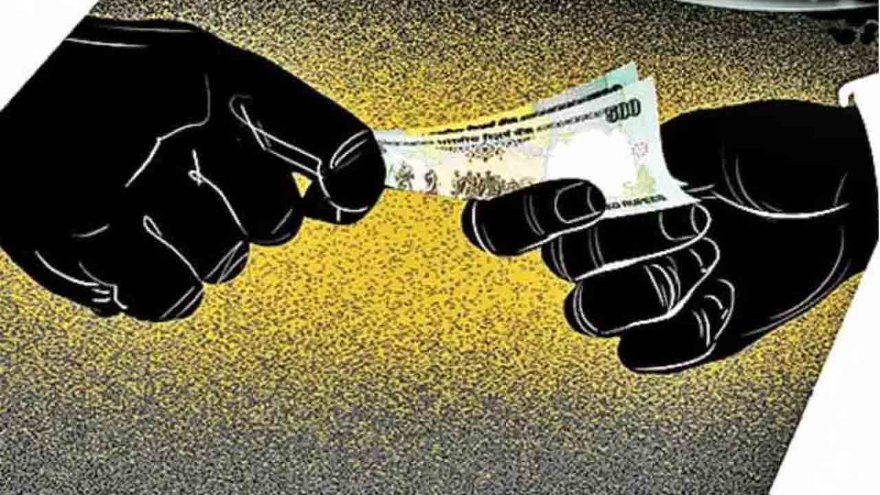 ACB Raid | లంచం తీసుకుంటూ ఏసీబీకి పట్టుబడ్డ విద్యుత్ అధికారి