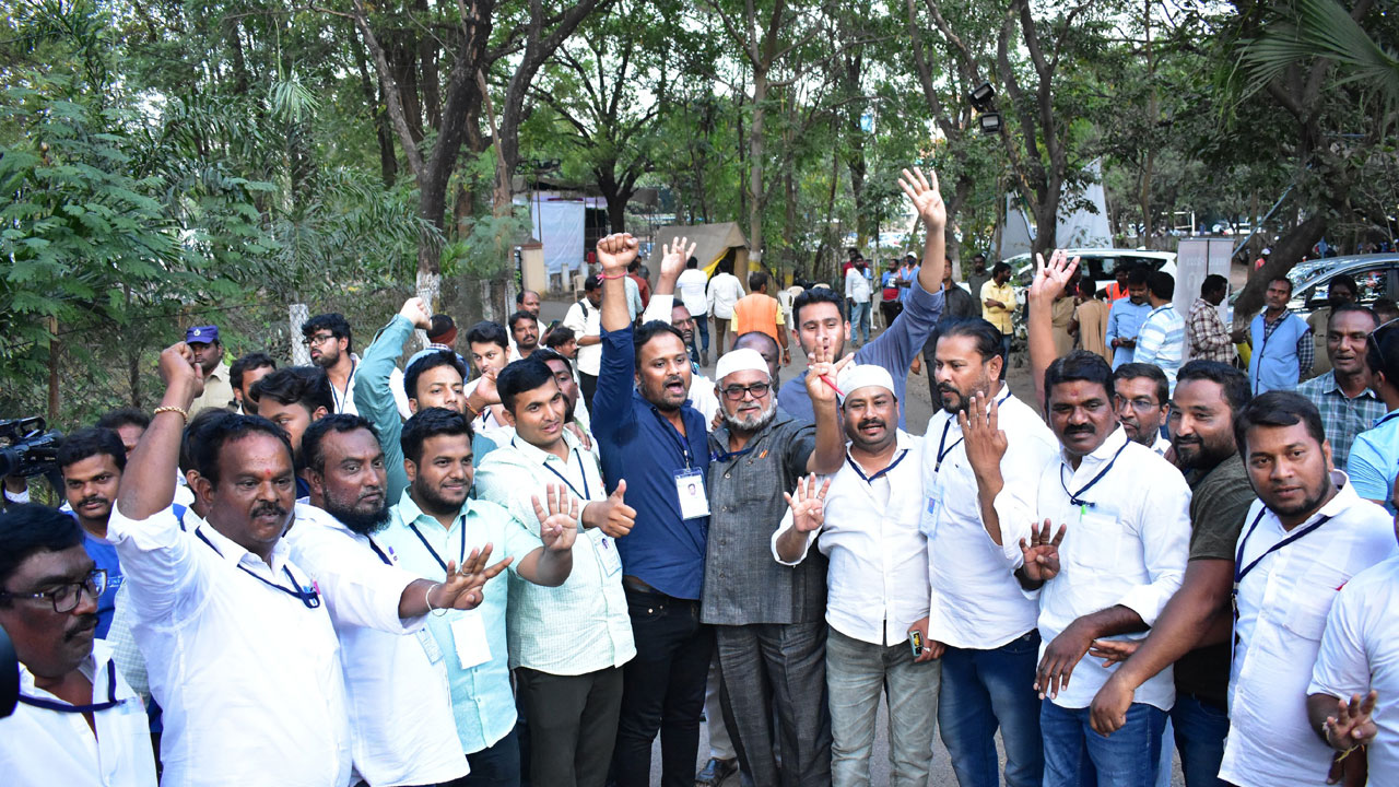 ఎనిమిది స్థానాల్లో కాంగ్రెస్‌ ఐదు స్థానాల్లో బీఆర్‌ఎస్‌ విజయం