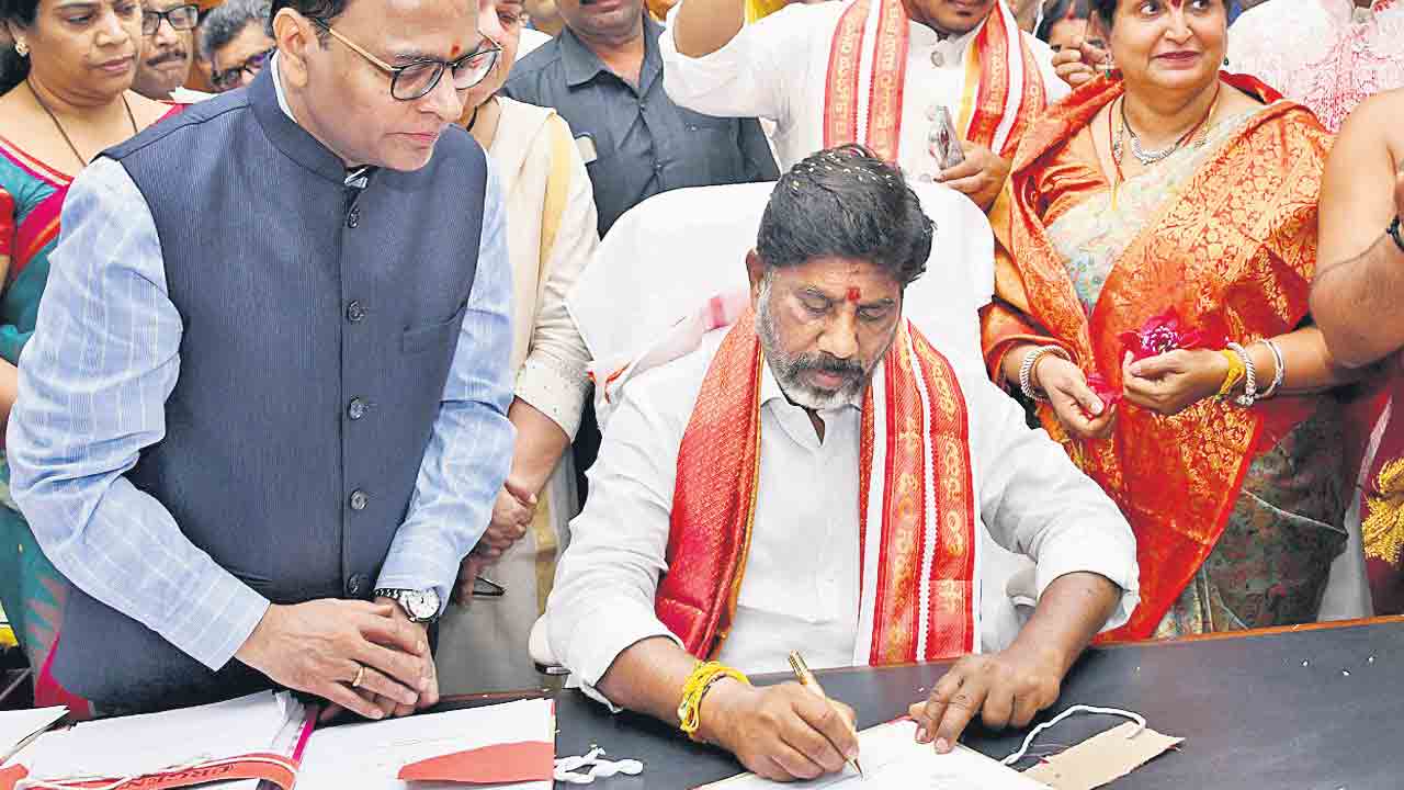 ‘మహాలక్ష్మి’ నిధులపై భట్టి తొలి సంతకం