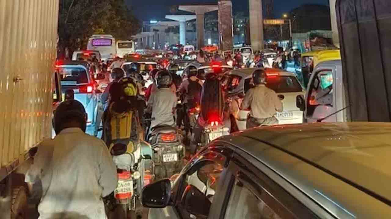 Bengaluru Traffic | మరోసారి స్తంభించిన సిలికాన్‌ వ్యాలీ.. 3 గంటల పాటు ఎక్కడికక్కడ నిలిచిపోయిన వాహనాలు