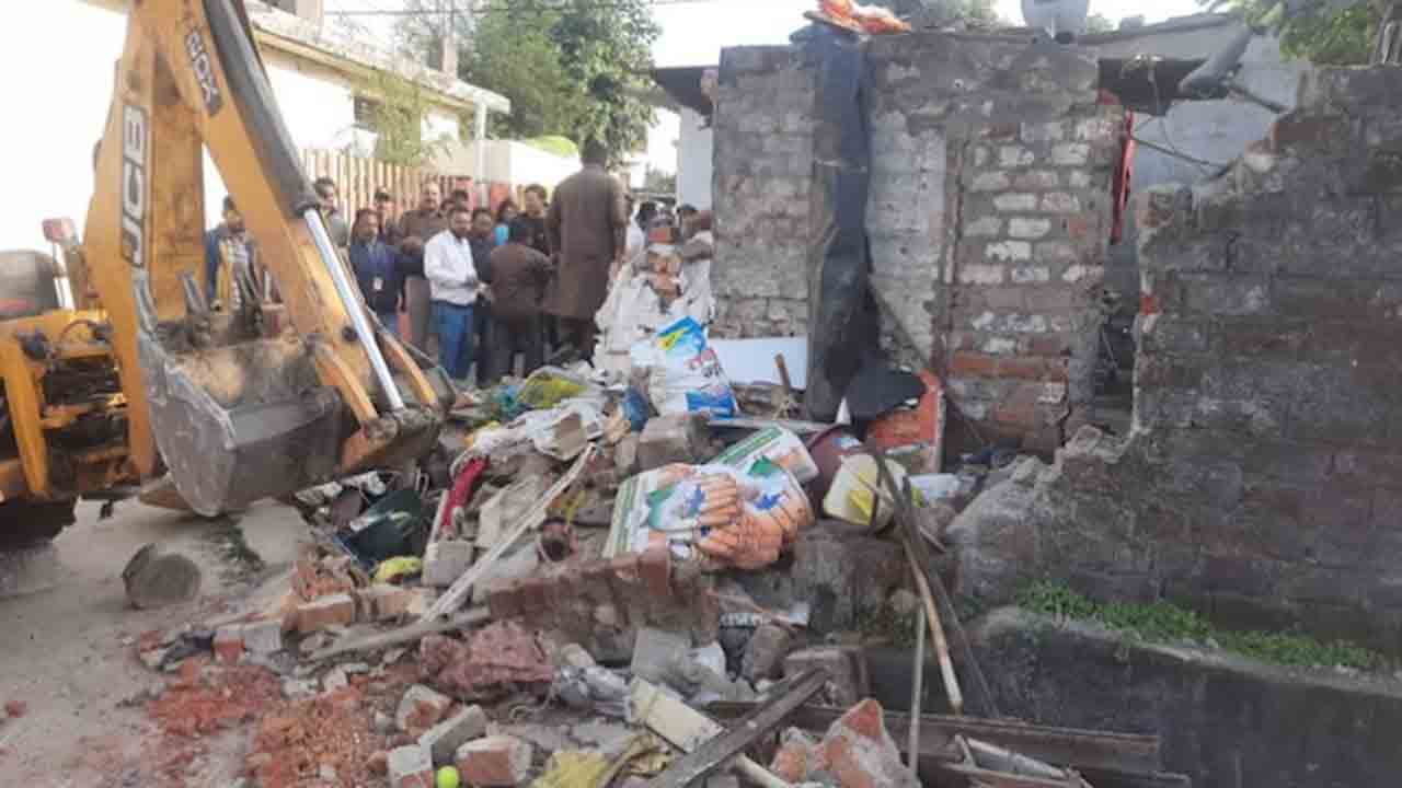 Bulldozer action | బీజేపీ కార్యకర్తపై దాడి.. నిందితుడి ఇంటిని బుల్డోజర్‌తో కూల్చివేయాలని కొత్త సీఎం   ఆదేశం