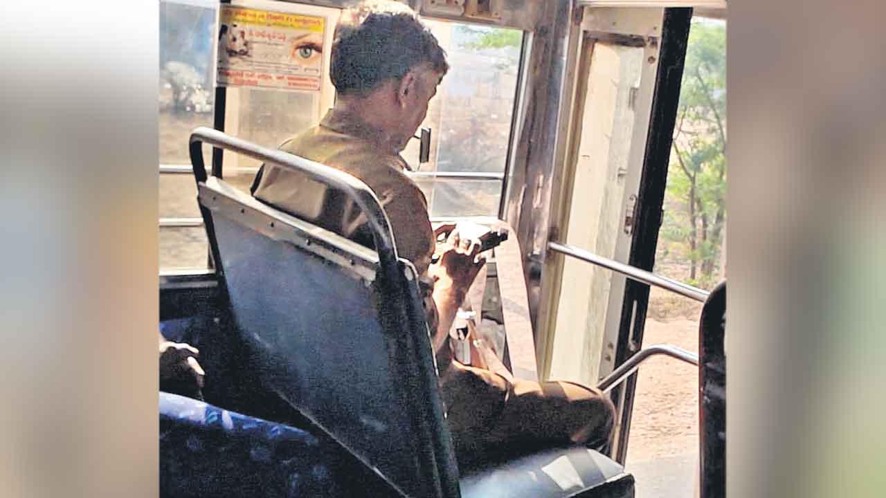 Free Bus | మహిళలు బస్సు ఎక్కకపోయినా టికెట్లు.. మహబూబ్‌నగర్‌లో కండక్టర్ చేతివాటం బట్టబయలు