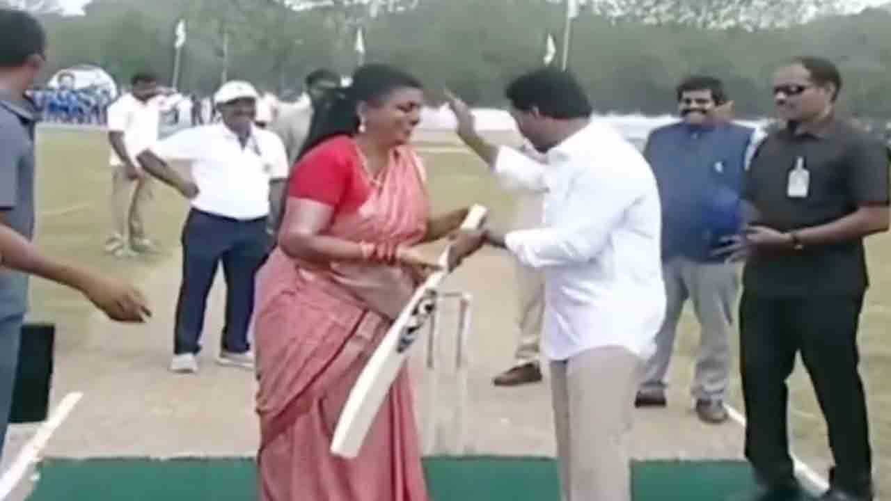 CM Jagan | మంత్రి రోజాకు బ్యాటింగ్‌ నేర్పించిన సీఎం జగన్‌.. వీడియో