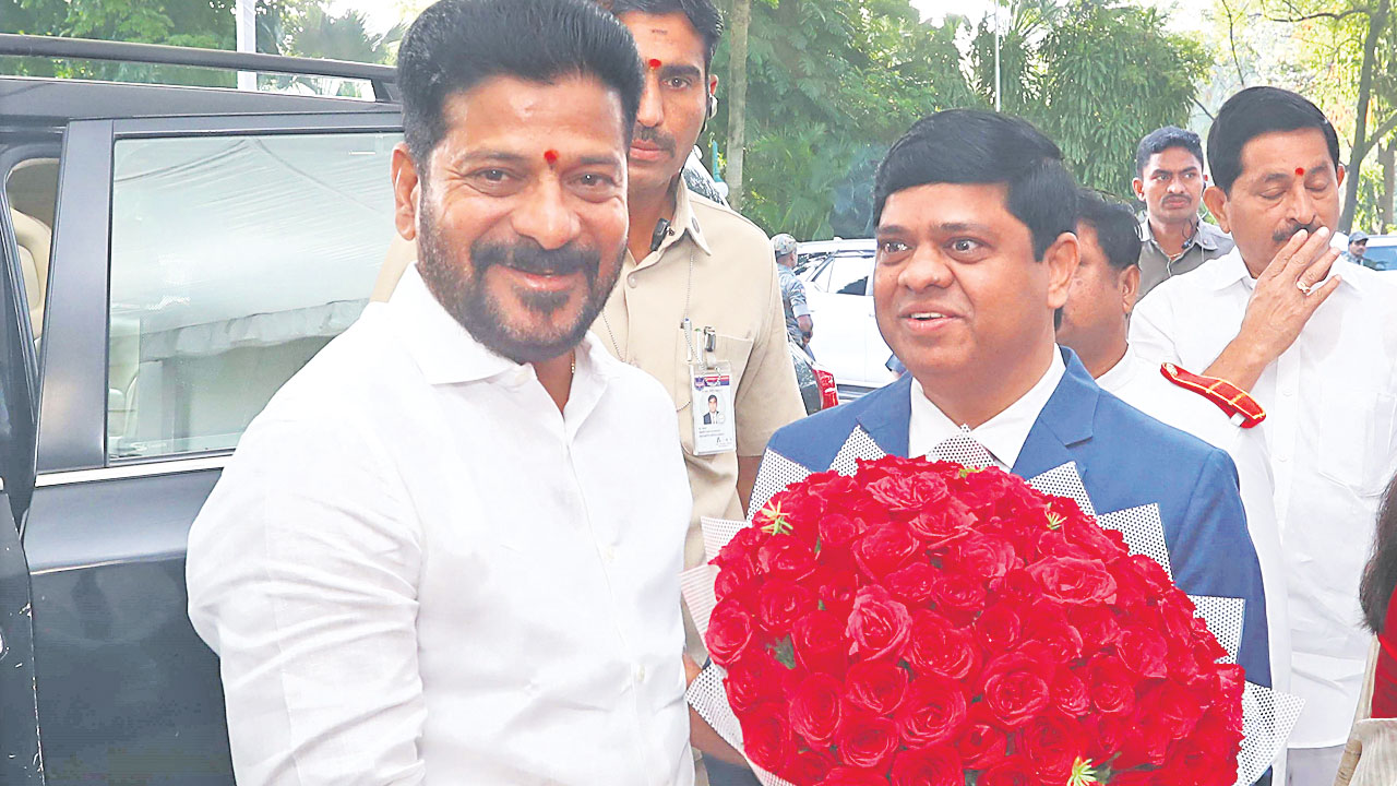 కొలువుదీరిన కొత్త సభ్యులు