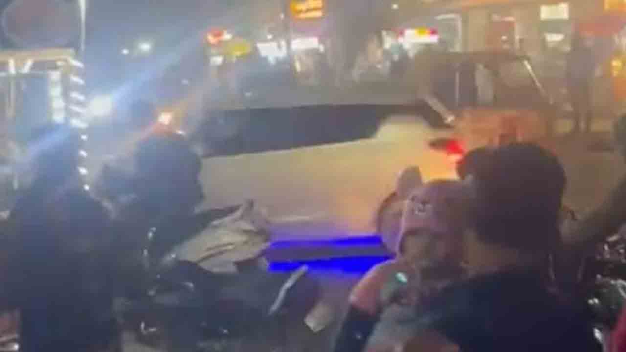 Watch: రద్దీ మార్కెట్‌ వద్ద ప్రమాదకరంగా కారు, బైక్‌తో స్టంట్‌.. తర్వాత ఏం జరిగిందంటే?