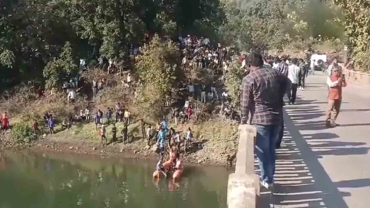 Car in river | అదుపు తప్పి నదిలో పడిన కారు.. కొనసాగుతున్న రెస్క్యూ ఆపరేషన్‌.. Video