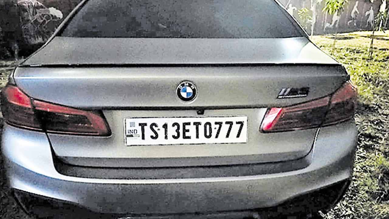 Praja Bhavan | ప్రజాభవన్‌ వద్ద బారికేడ్లను ఢీకొట్టి దూసుకెళ్లిన కారు..