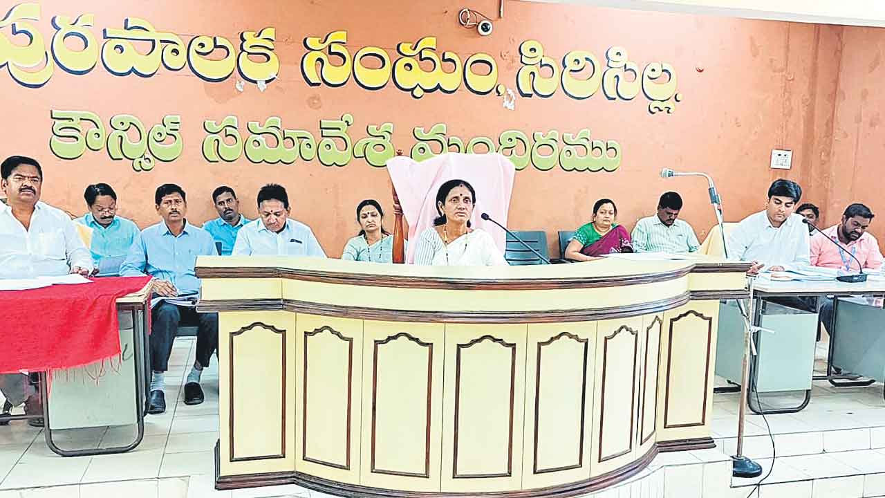 నేతన్నల జీవన ప్రమాణాలు పెంచాలి