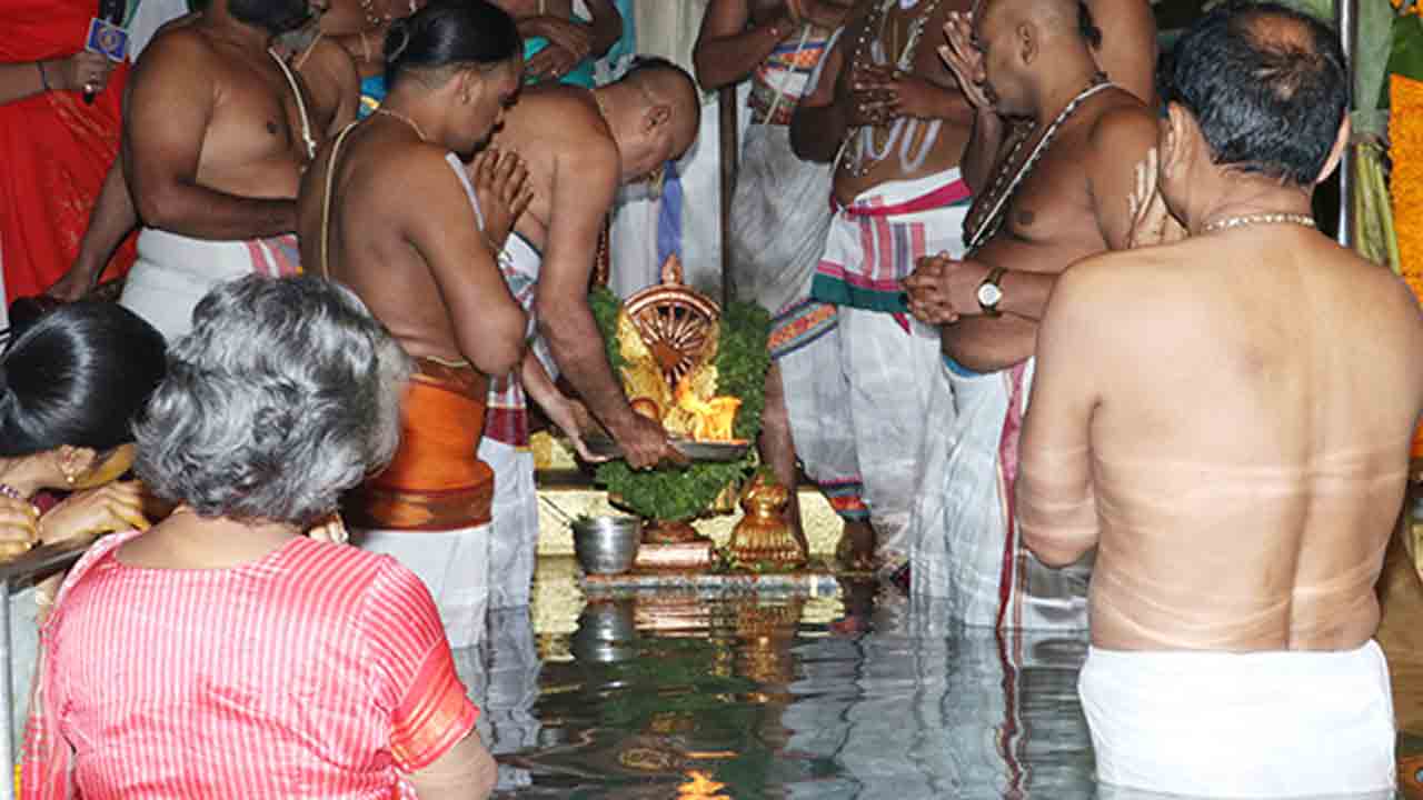 Tirumala | శ్రీవారి పుష్కరిణిలో శాస్త్రోక్తంగా వైకుంఠ ద్వాదశి చక్రస్నానం