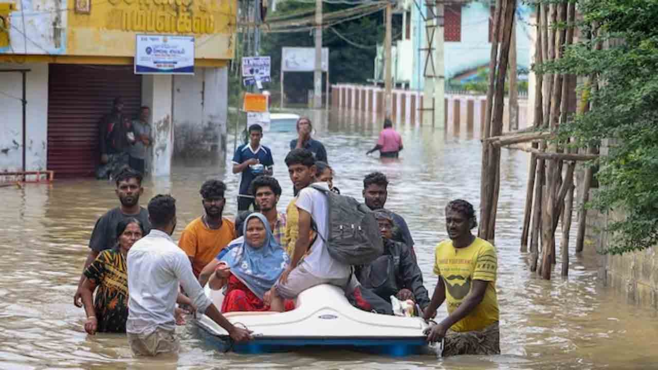 Heavy Rains | 47 ఏళ్లలో లేనివిధంగా కుండపోత వర్షంతో అతలాకుతలమైన తమిళనాడు.. 10 మంది మృతి