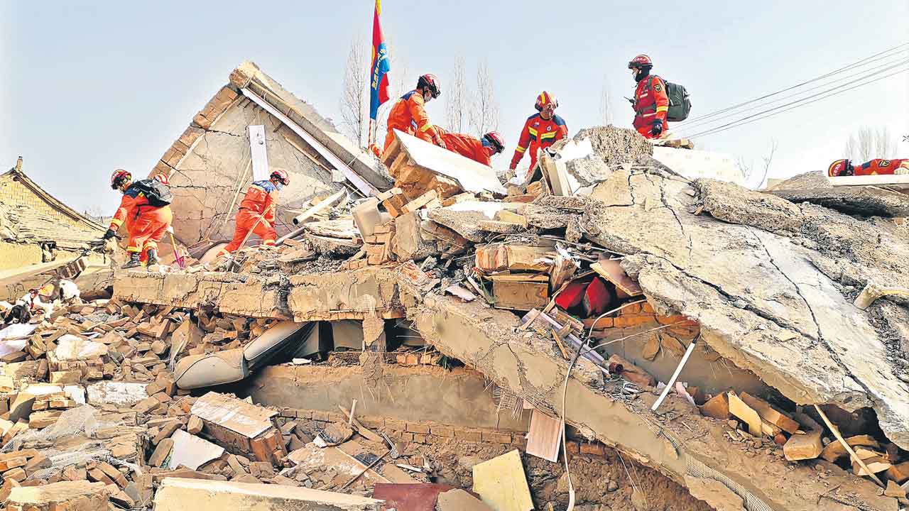 చైనాలో భూకంపం.. 127 మంది మృతి