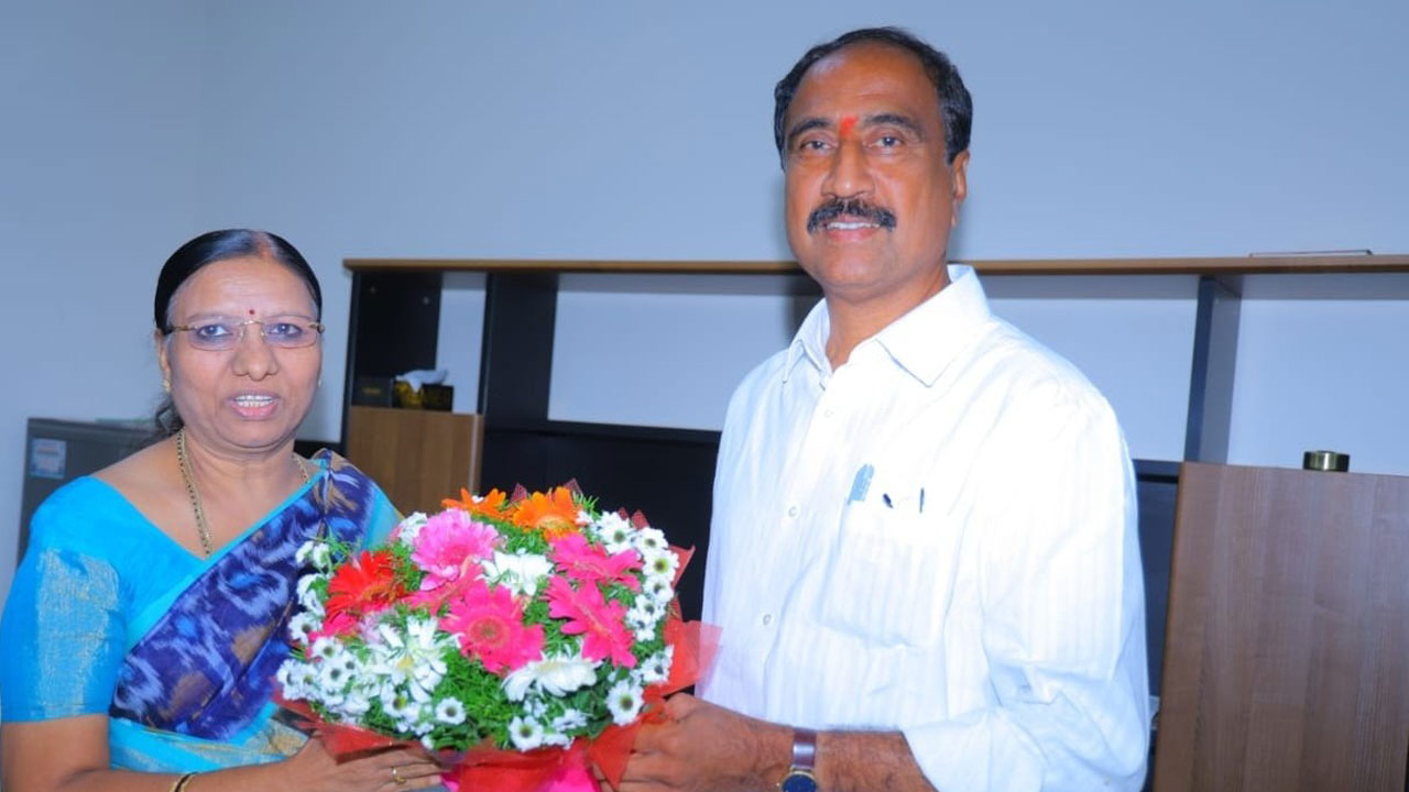 అదనపు కలెక్టర్లను కలిసిన ఎమ్మెల్యే