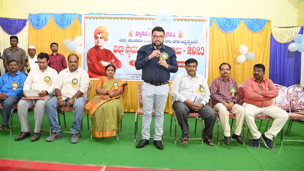 వివేకానందుడిని ఆదర్శంగా తీసుకోవాలి