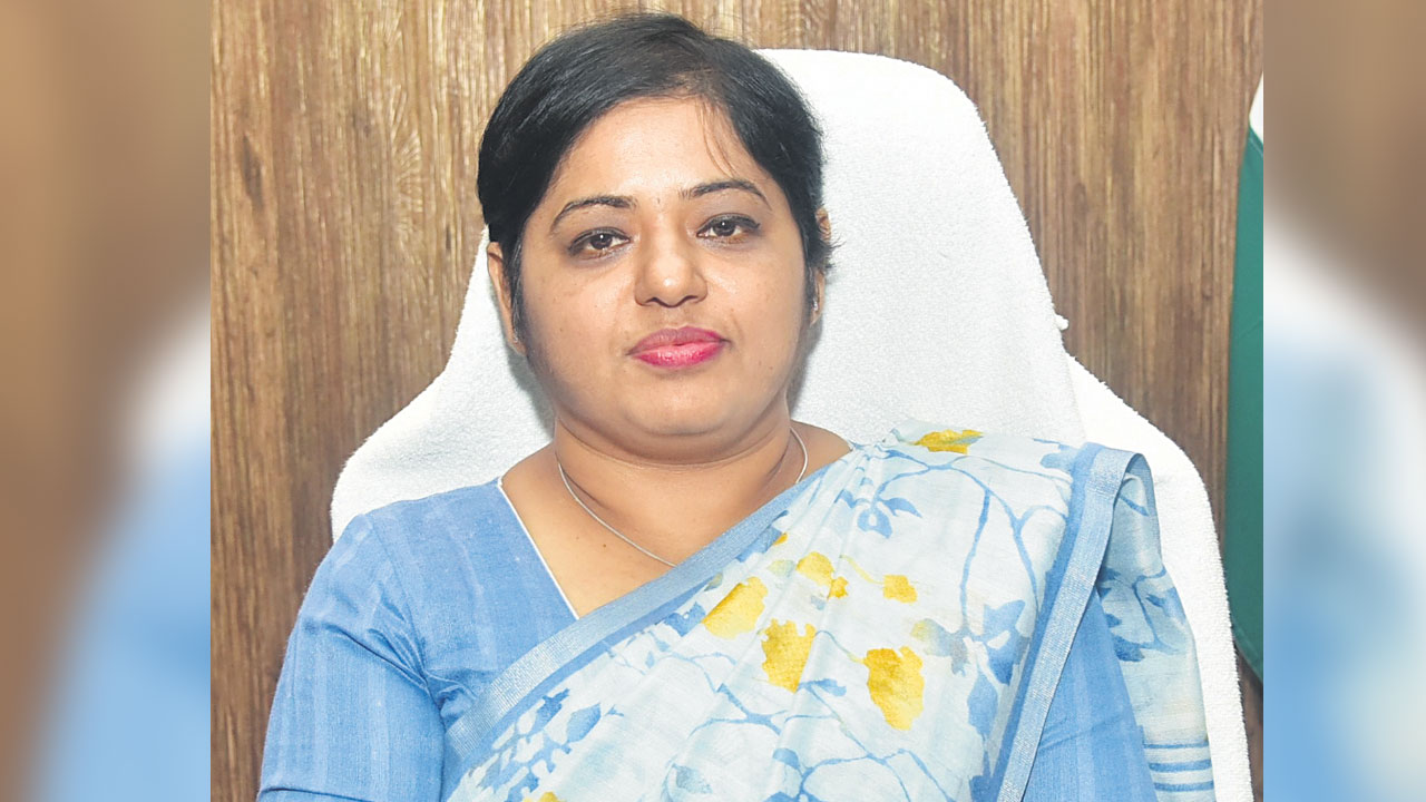 కలెక్టర్‌ భారతి హోళీకేరీపై బదిలీ వేటు