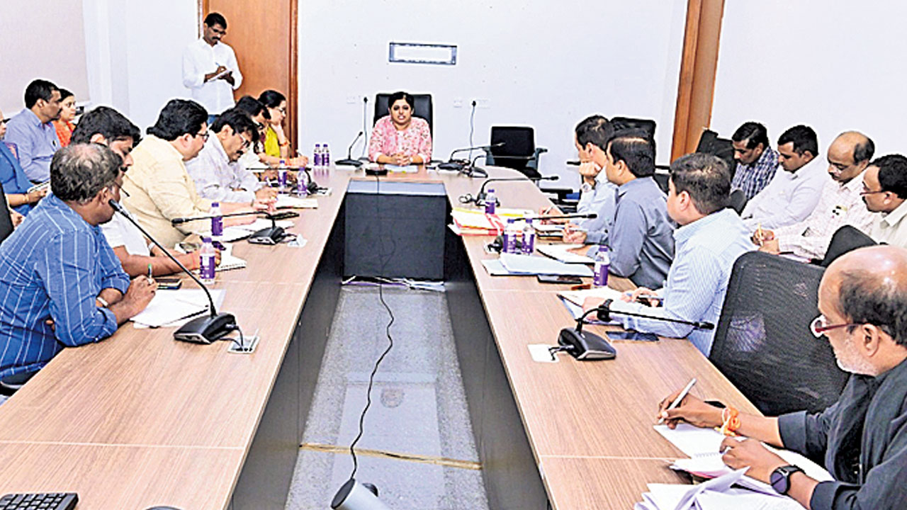 ఓటరు జాబితాలో లోటుపాట్లను సవరించాలి