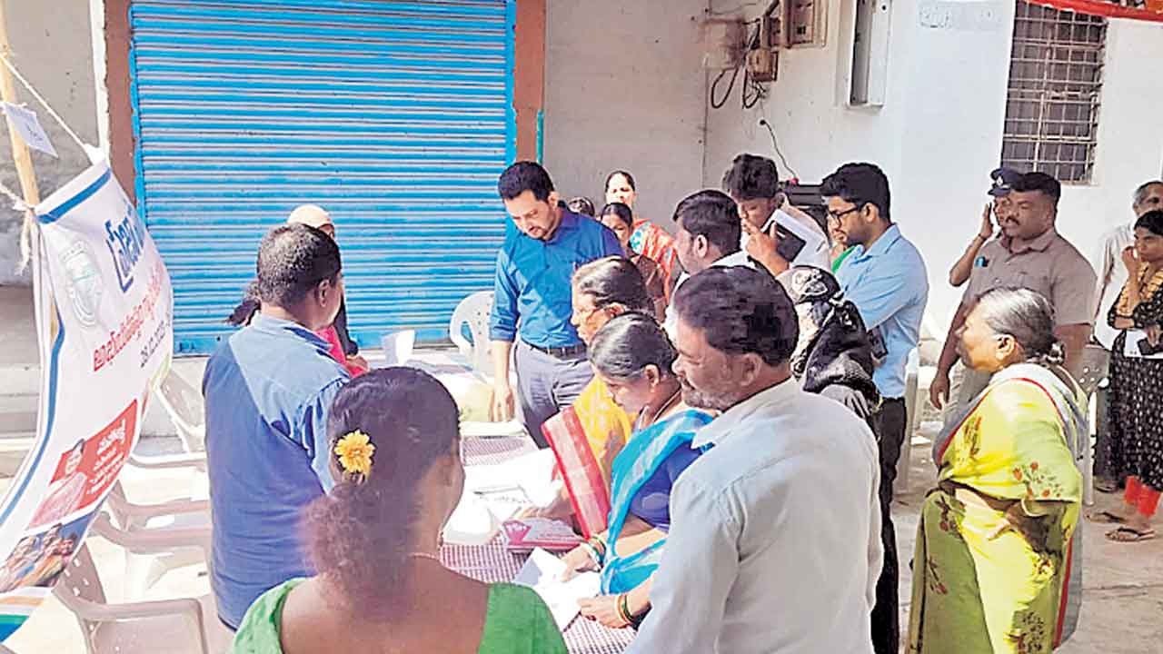 రెండోరోజూ దరఖాస్తుల వెల్లువ