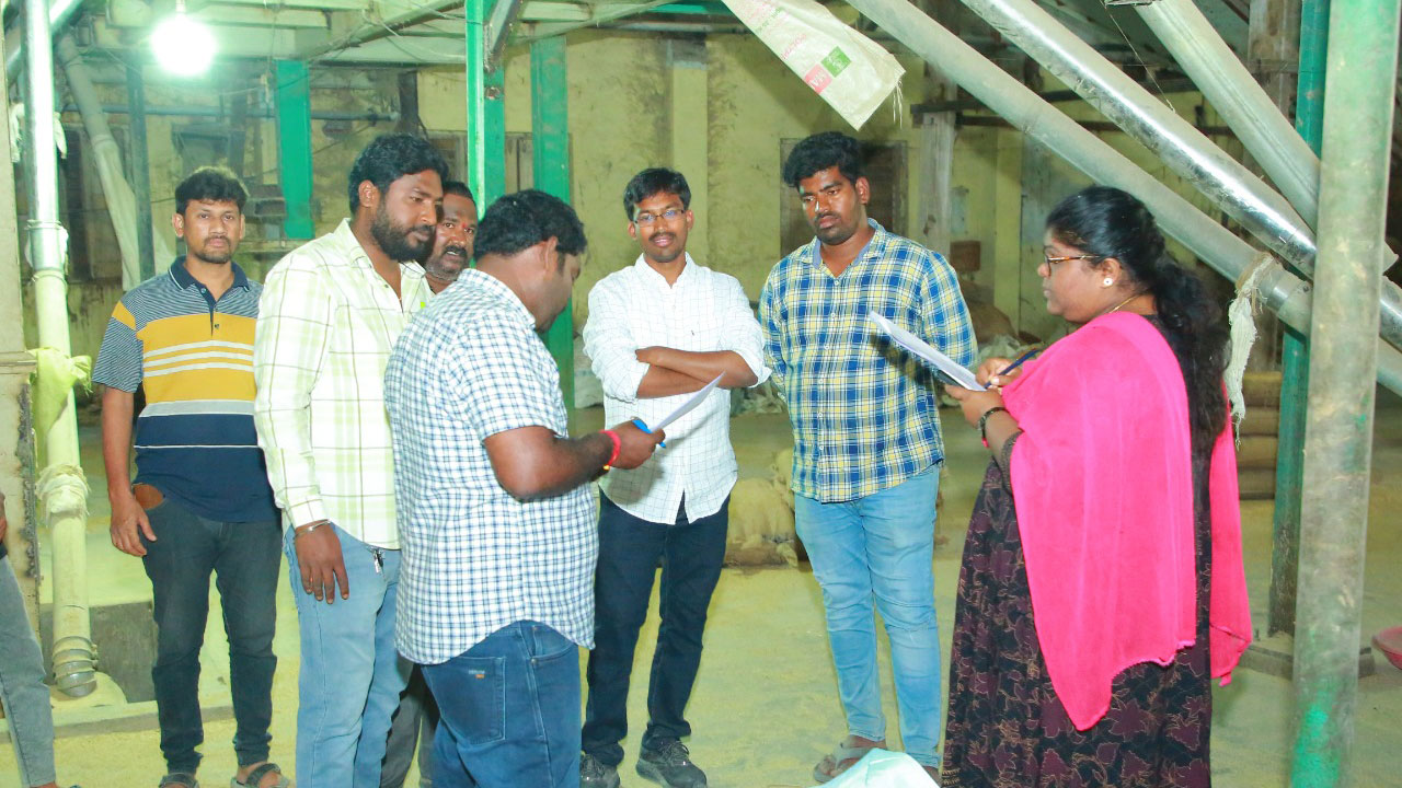 రైస్‌ మిల్లుల్లో తనిఖీలు