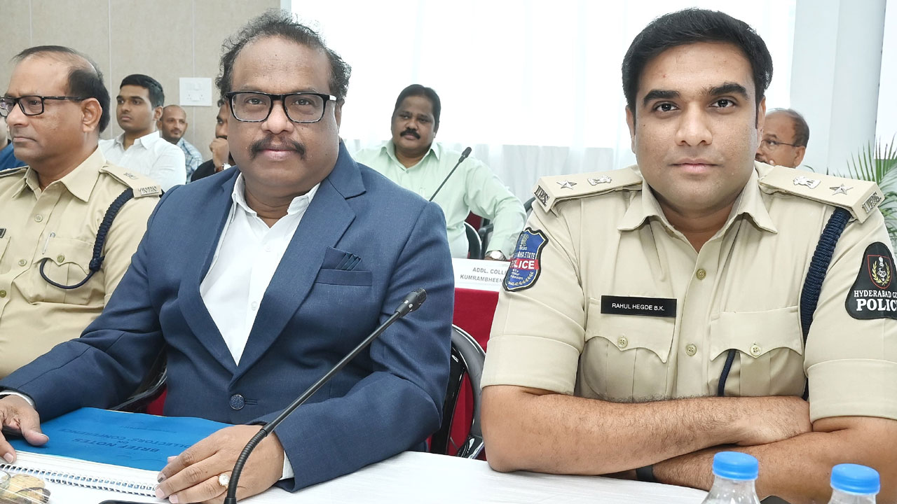 సీఎం మీటింగ్‌లో మన అధికారులు