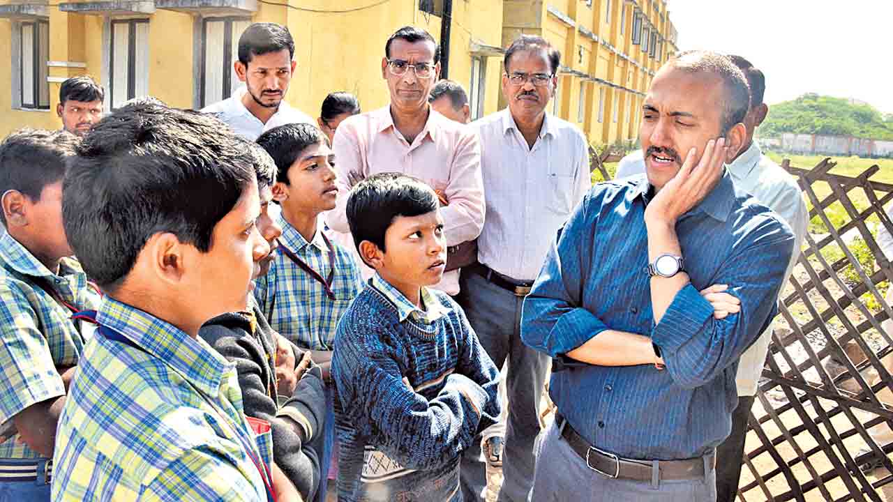 మెనూ ప్రకారం భోజనాన్ని అందించాలి