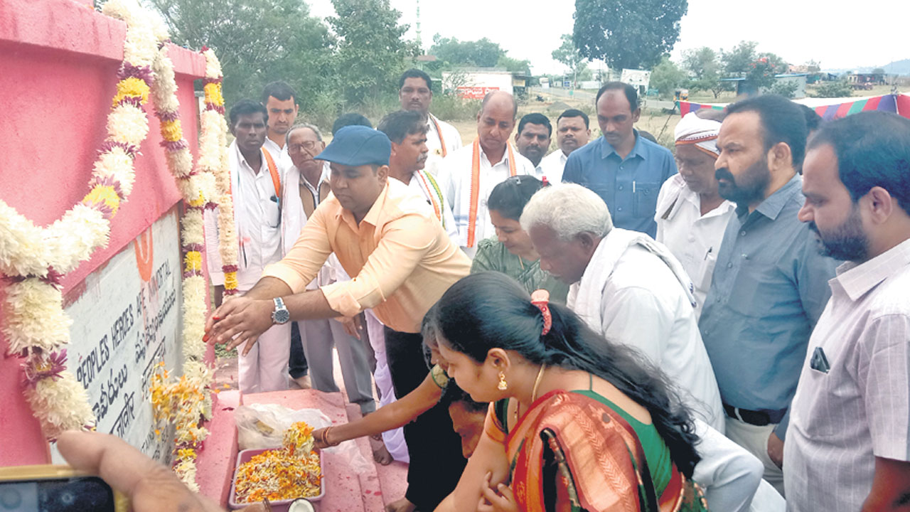 అమరవీరుల స్తూపం వద్ద స్మృతి వనం