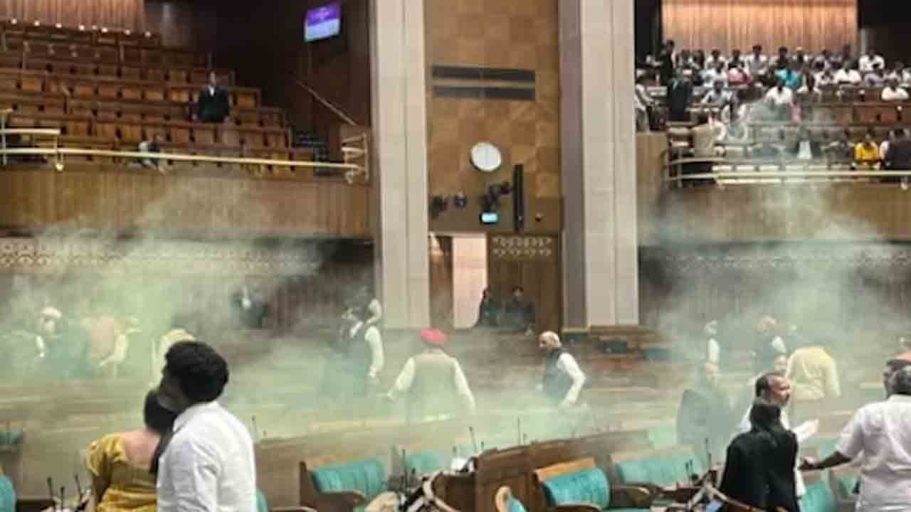 Parliament Breach | లోక్‌సభలో గందరగోళం… కలర్‌ స్మోక్‌ ఘటనపై విపక్ష సభ్యుల ఆందోళన