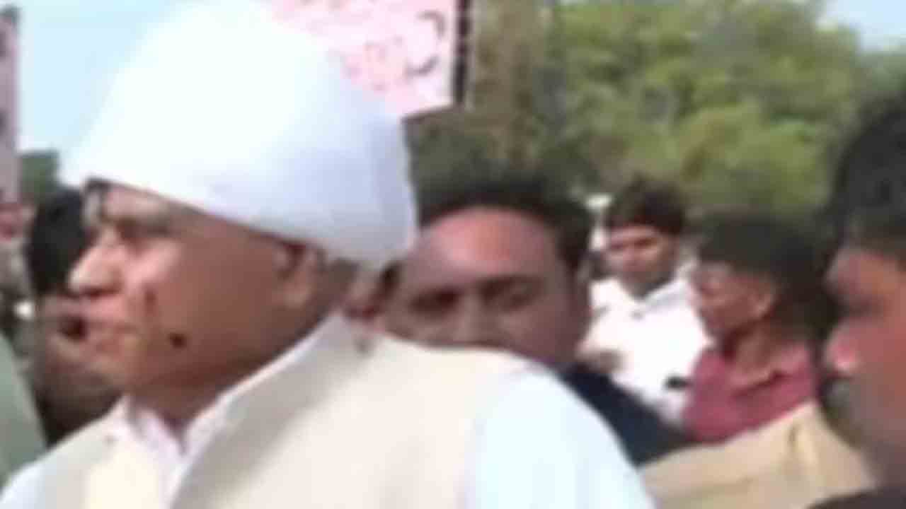 Congress MLA blackens face | ముఖానికి సిరా పూసుకున్న కాంగ్రెస్‌ ఎమ్మెల్యే.. ఎందుకంటే?