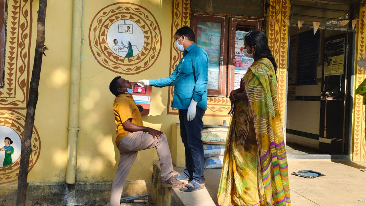 కరోనా లక్షణాలుంటే పరీక్షలు చేయించుకోవాలి