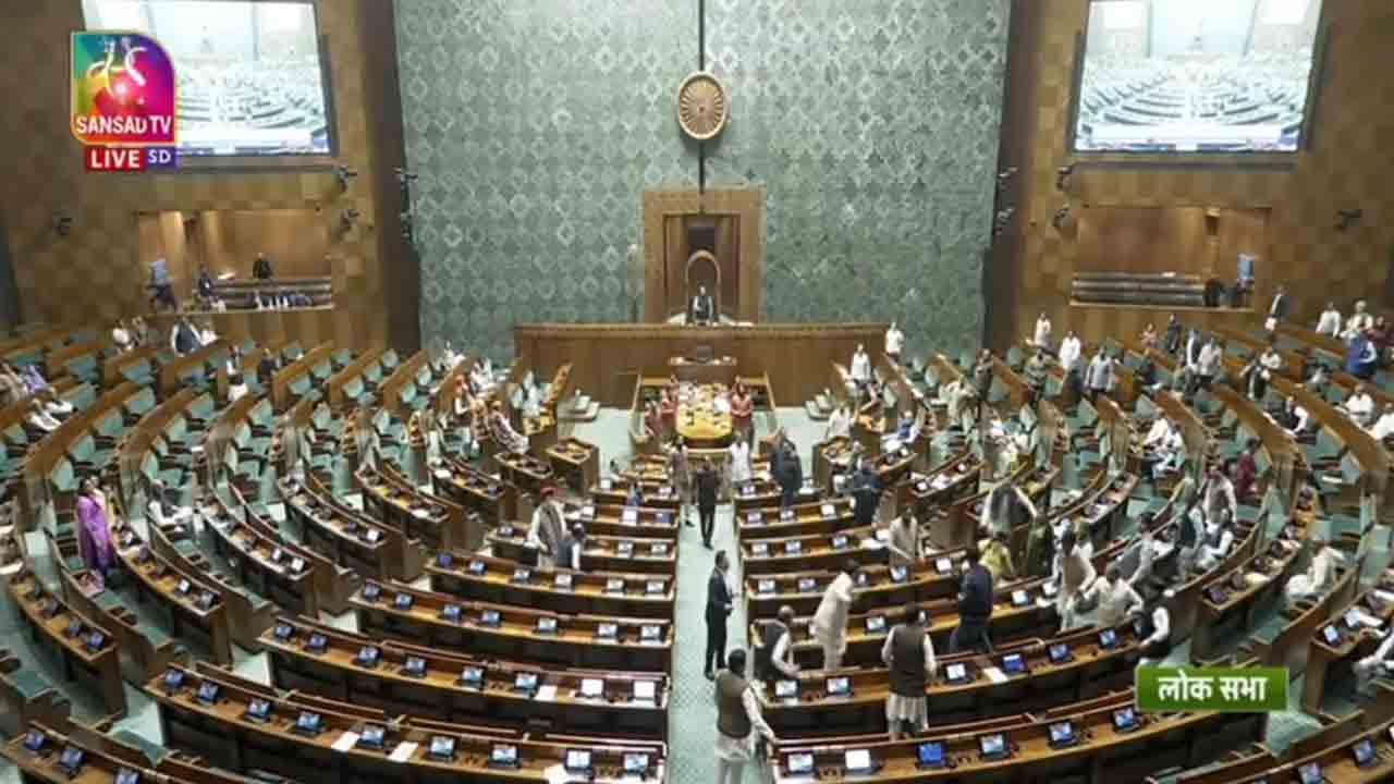 Parliament security scare | లోక్‌సభలోకి చొరబడిన వ్యక్తిని చుట్టుముట్టి.. ధైర్యంగా ఎదుర్కొన్న ఎంపీలు