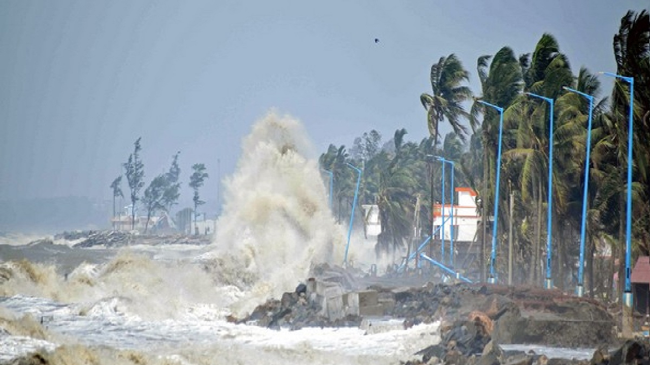Cyclone Michaung | బాపట్ల వద్ద తీరం దాటిన మిజ్‌గాం తుఫాను.. గంటకు 100 కిలోమీటర్ల వేగంతో పెనుగాలులు..!