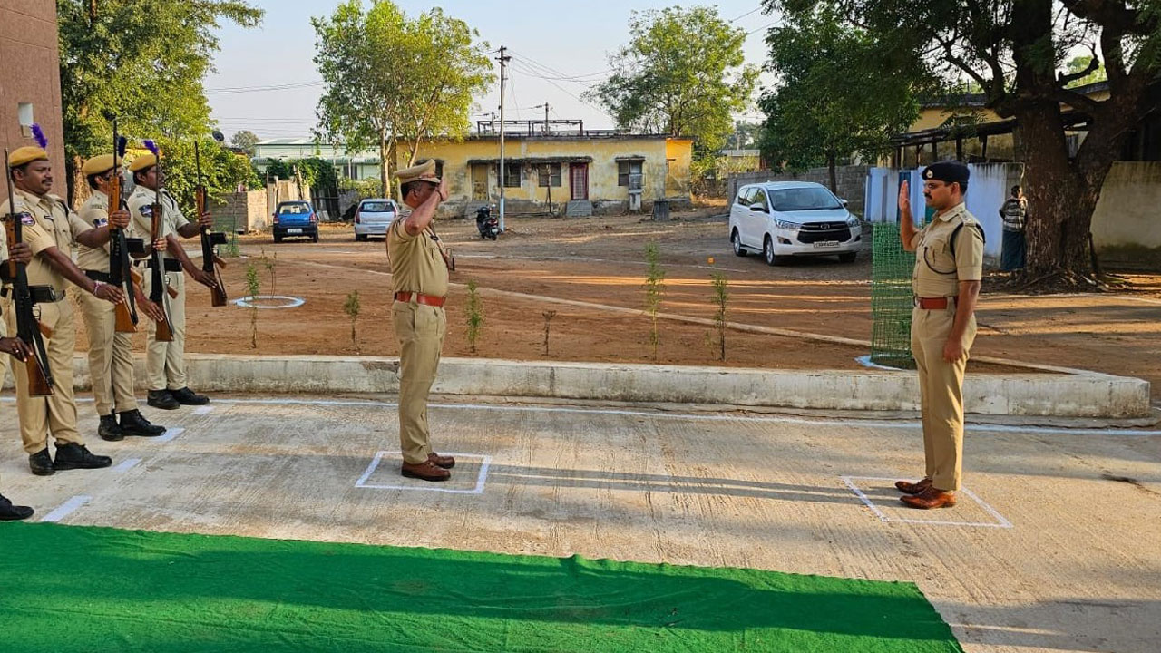 పోలీసులు బాధ్యతగా పనిచేయాలి