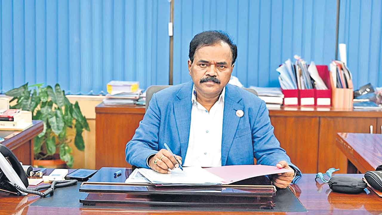 భూ కబ్జాలను ఊపేక్షించొద్దు