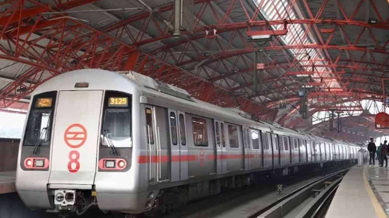 Delhi Metro | మెట్రో రైల్ డోర్ల మధ్య ఇరుక్కున్న చీర.. తీవ్రంగా గాయపడి మహిళ మృతి