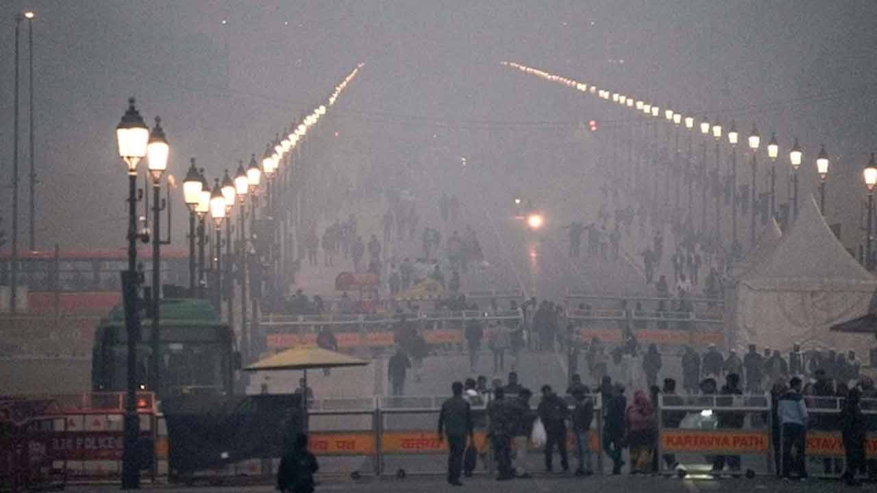 Dense Fog | ఢిల్లీలో పొగమంచు.. 80కిపైగా విమానాలు ఆలస్యం