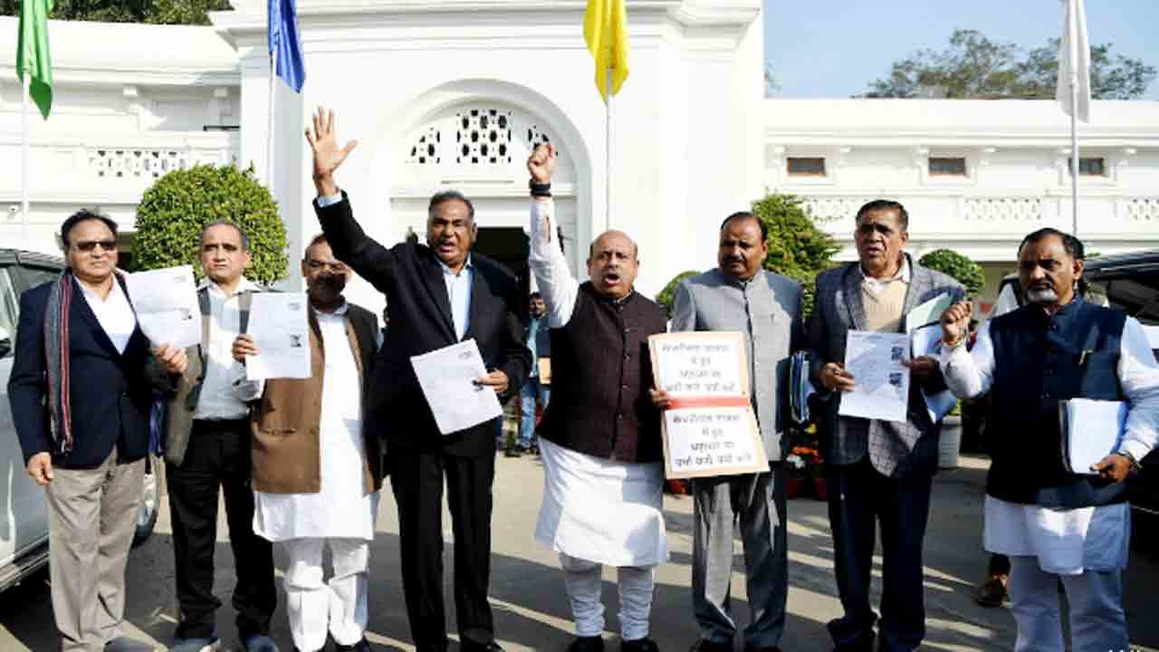 BJP MLAs Marshalled Out | సీఎం కేజ్రీవాల్ అధికార నివాసంపై బీజేపీ ఎమ్మెల్యేల వాగ్వాదం.. అసెంబ్లీ   నుంచి బయటకు పంపిన మార్షల్స్‌