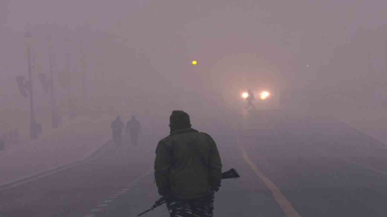 Dense Fog | వణుకుతున్న ఉత్తరాది.. ఢిల్లీలో పొగమంచు కారణంగా 134 విమాన సర్వీసులకు అంతరాయం