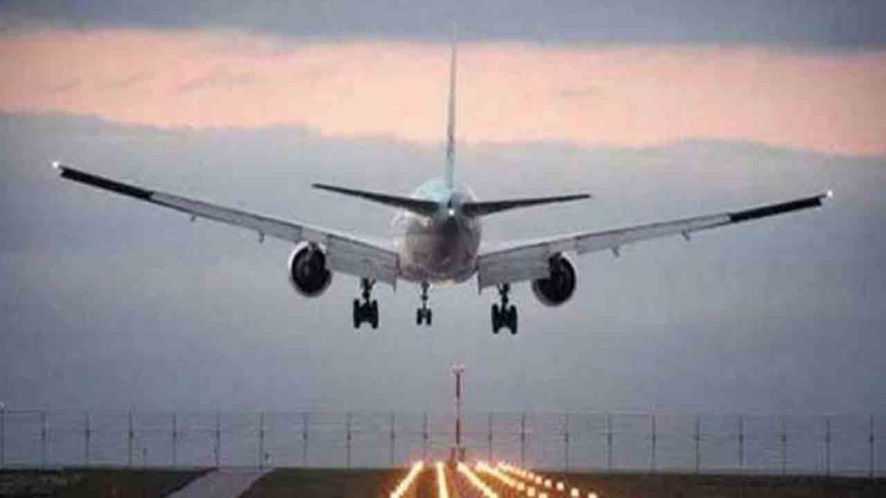 Dense Fog | ఢిల్లీలో దట్టంగా పొగమంచు.. ఆధ్వాన్నంగా గాలి నాణ్యత.. ఆలస్యంగా నడుస్తున్న పలు విమానాలు