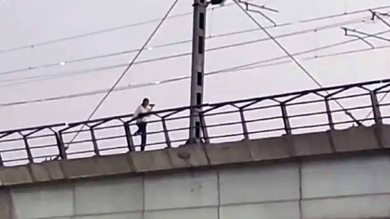 Metro Track | మెట్రో ట్రాక్‌ పైనుంచి దూకడానికి యత్నించిన యువతి.. తర్వాత ఏం జరిగిందంటే?