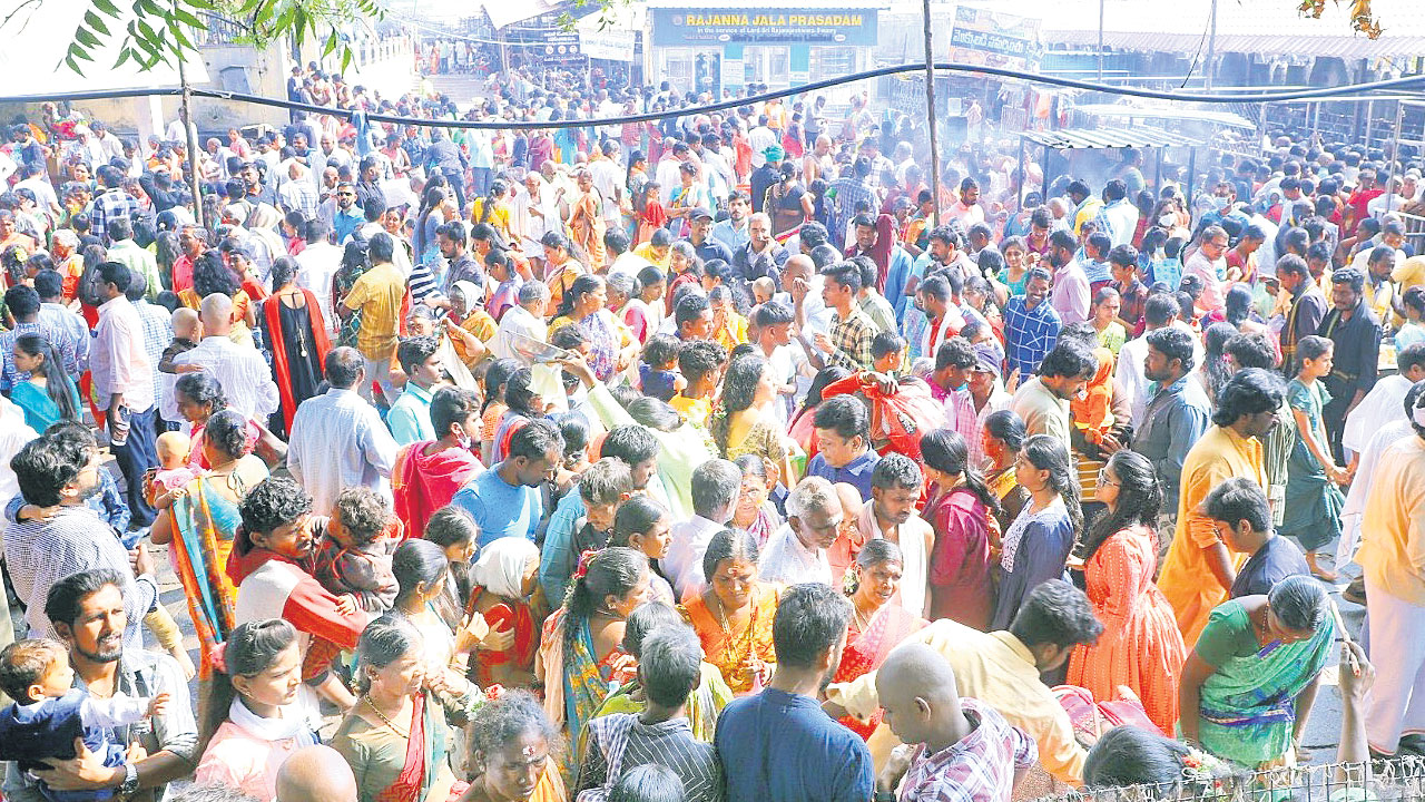 వేములవాడకు 80వేల మందికి పైగా..