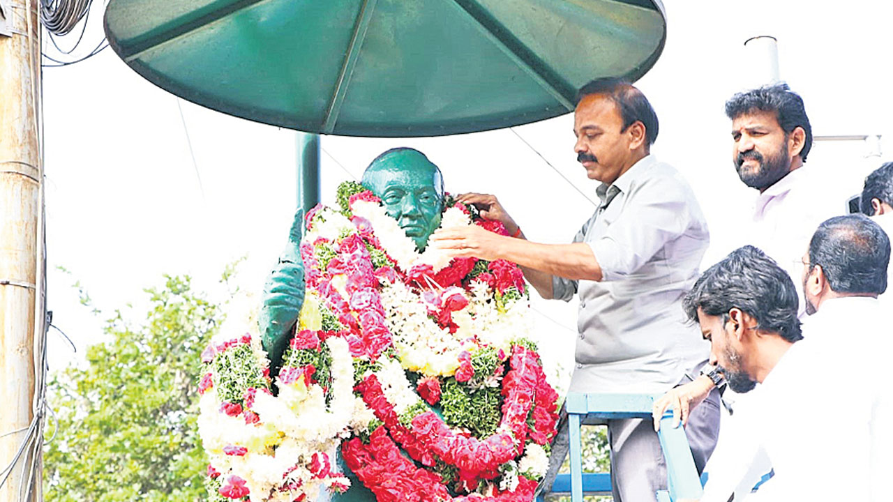 అంబేద్కర్‌ ఆశయాలను ముందుకు తీసుకెళ్లాల