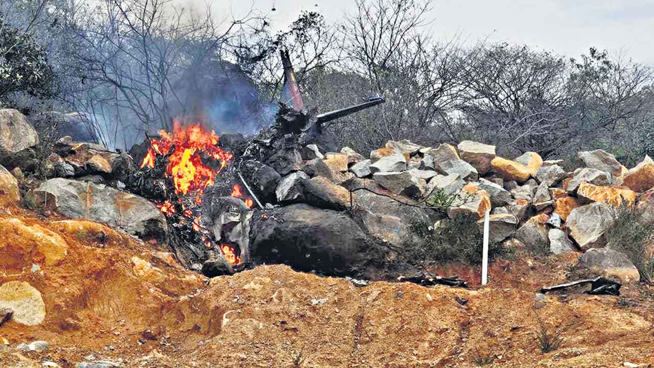 శిక్షణ విమానం కూలి ఇద్దరి దుర్మరణం