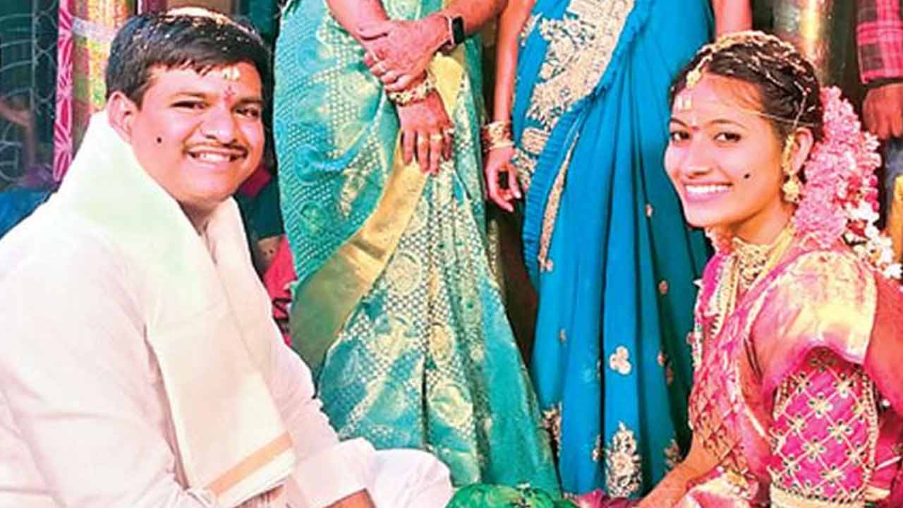 East Godavari | పెళ్లయిన ఐదు రోజులకే.. గోదావరిలోకి దూకిన నవ దంపతులు