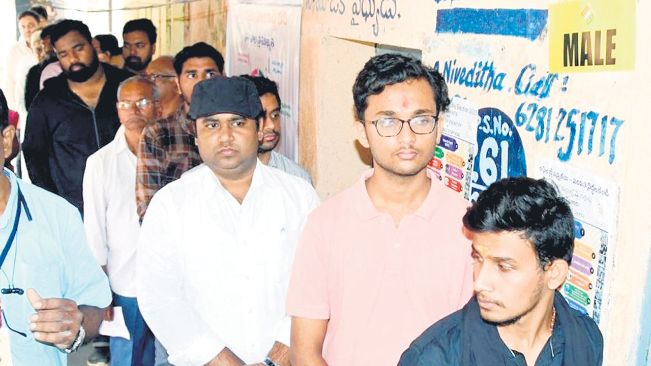 ఓటేసిన ప్రముఖులు