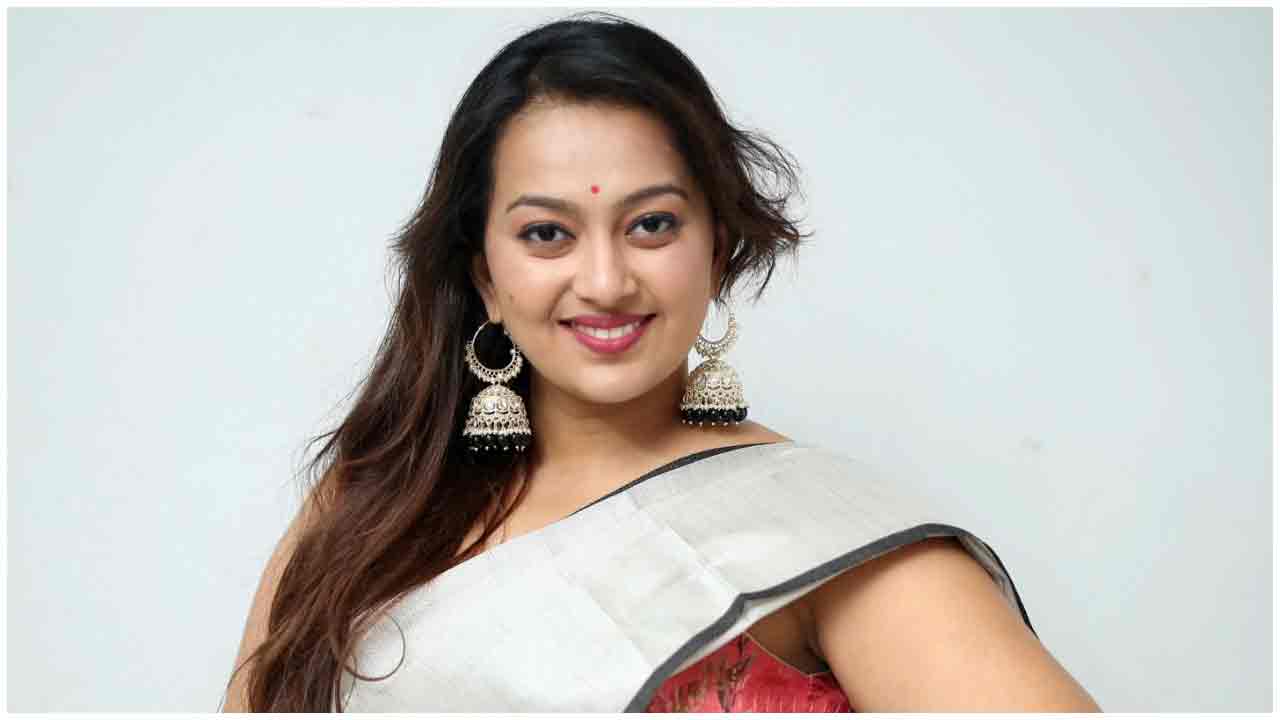 Ester Noronha | చీరకట్టులో మురిసిపోతున్న ఎస్తేర్..