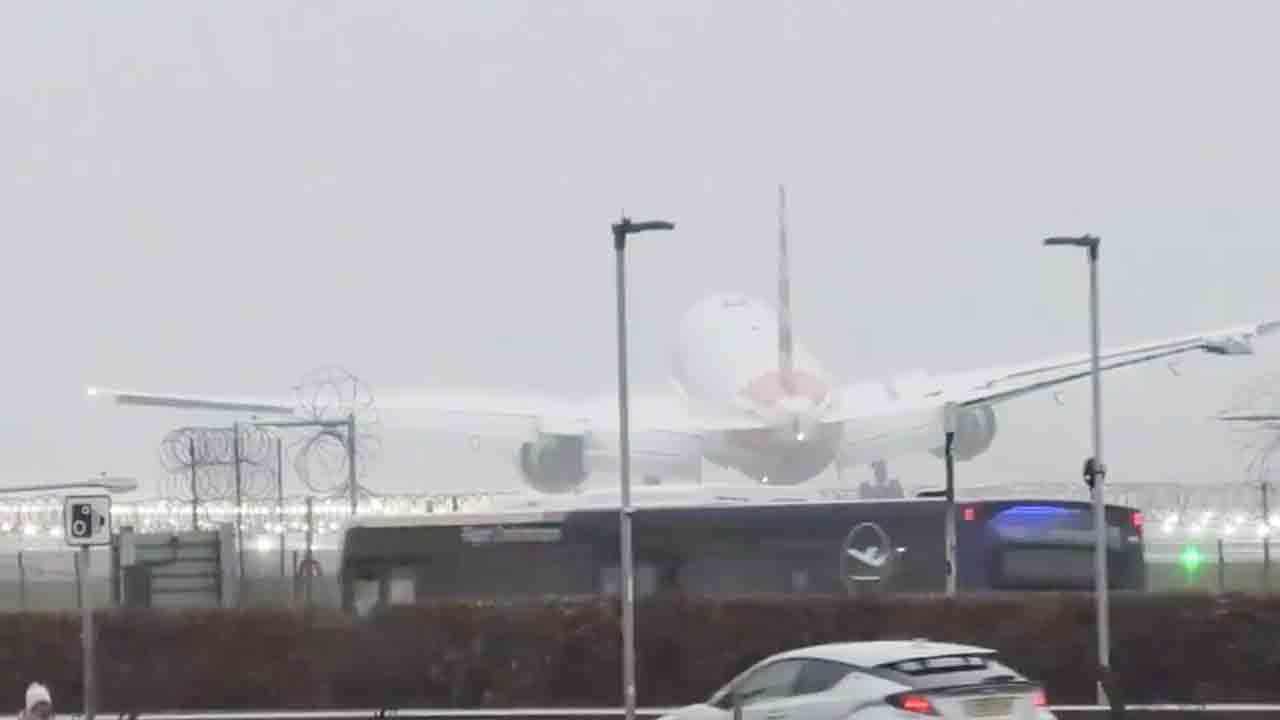 Storm Gerrit | బ్రిటన్‌ను వణికిస్తున్న గెరిట్‌ తుఫాను.. ల్యాండింగ్‌ సమయంలో కుదుపులకు లోనైన విమానం